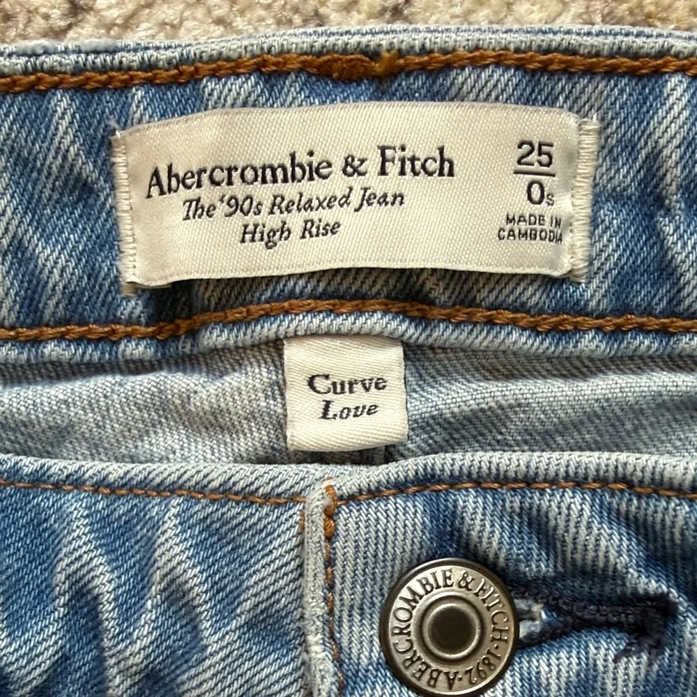 Abercrombie 90s Relaxed Jean High-Rise Straight Leg - Light Blue - Picture 4 of 4